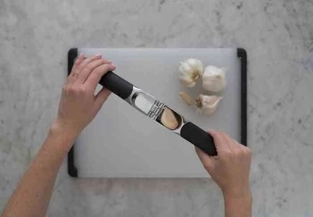 OXO-Praska do czosnku, czarna, Good Grips