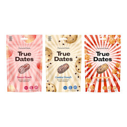 Zestaw smaków: 1x True Dates Sweet Peach daktyle o smaku słodkiej brzoskwini 100g, 1x True Dates Cookie Dough daktyle o smaku ciasteczkowym 100g i 1x   True Dates Caramel Popcorn daktyle o smaku karmelowego popcornu 100g