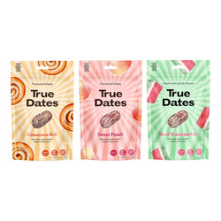 Zestaw smaków: 1x True Dates Cinnamon Roll daktyle o smaku karmelowym 100g, 1x True Dates Watermelon daktyle o smaku arbuza 100g i 1x 	 True Dates Sweet Peach daktyle o smaku słodkiej brzoskwini 100g 