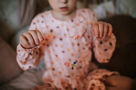 Janod Zestaw kreatywny do tworzenia biżuterii Tęczowe koraliki 6+