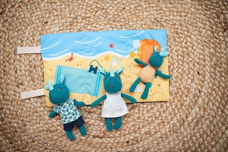 Lilliputiens Mini - przytulanki rodzina nosorożców z rozkładaną matą Nosorożec Marius 2 lata+