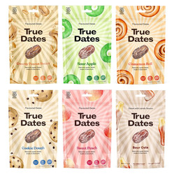 Zestaw smaków 100g True Dates: 1x Cinnamon Roll daktyle karmelowe, 1x  Cookie Dough daktyle ciasteczkowe, 1x Sweet Peach daktyle słodka brzoskwinia, 1x Sour Cola daktyle, 1x Watermelon daktyle arbuzowe i 1x Caramel Popcorn daktyle karmelowy popcorn   