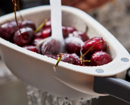 Joseph Joseph Durszlak mini ze składanym uchwytem Droplet