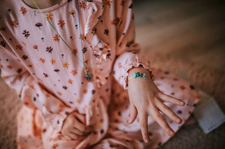 Janod Zestaw kreatywny do tworzenia biżuterii z kamieniami przynoszącymi szczęście 8+