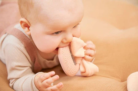 Kaloo Zestaw prezentowy 3 w 1 Królik (komforter + gryzak + buciki) brzoskwiniowy Lapinoo