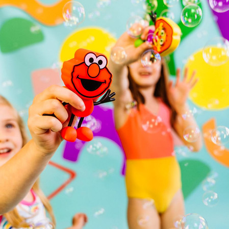 Glo Pals, Postać do kąpieli Julia - zestaw z dwiema kostkami sensorycznymi świecącymi w wodzie