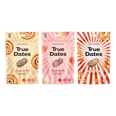 Zestaw smaków: 1x True Dates Cinnamon Roll daktyle o smaku karmelowym 100g, 1x   True Dates Sweet Peach daktyle o smaku słodkiej brzoskwini 100g i 1x   True Dates Caramel Popcorn daktyle o smaku karmelowego popcornu 100g