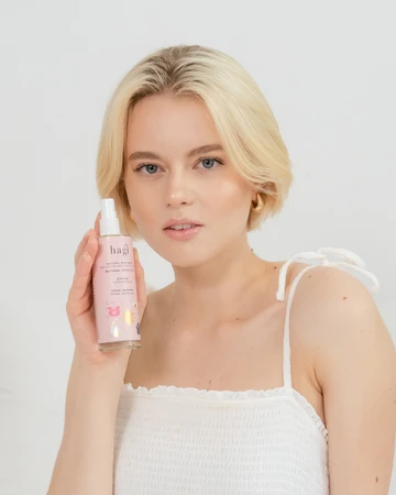 Hagi − Wakacje na Bali, rozświetlająca mgiełka do ciała ze złotymi drobinkami − 100 ml