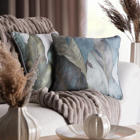 Poszewka wykonana z tkaniny imitującej len, obszyta ozdobną lamówką szerokość: 45 cm, długość: 45 cm