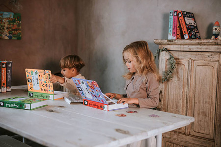Janod Magnetyczna układanka Kostiumy Dziewczynka Magnetibook