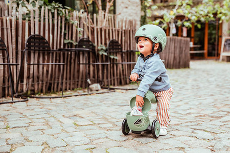 SCOOTANDRIDE Highwaykick 1 Lifestyle 2w1 Jeździk i hulajnoga z zamykanym schowkiem 1-5 lat Green Lines