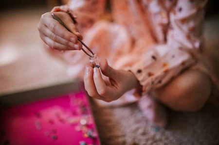 Janod Zestaw kreatywny do tworzenia biżuterii z kamieniami przynoszącymi szczęście 8+