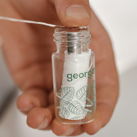 Georganics, Naturalna nić dentystyczna z jedwabiu, w szklanym opakowaniu Zero Waste, do codziennej pielęgnacji, smak mięty pieprzowej, 50 m