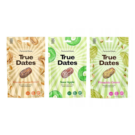 Zestaw smaków: 1x True Dates Creamy Peanut Butter daktyle o smaku kremu orzechowego 100g, 1x True Dates Sour Apple daktyle o smaku kwaśnego jabłka 100g i 1x True Dates Pistachio Cream daktyle o smaku kremu pistacjowego 100g