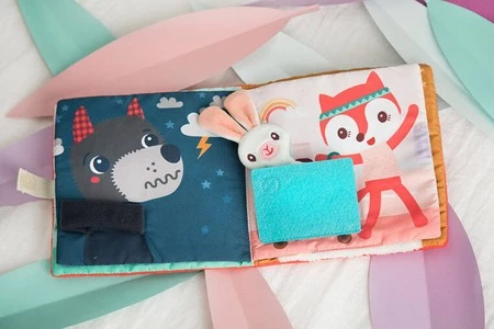 LILLIPUTIENS Miękka książeczka aktywizująca z mini-komforterem „Stella i jej przytulanka” 12 m+