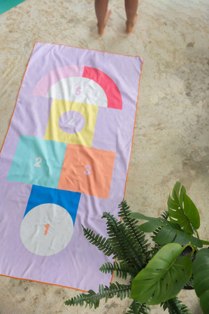 QUUT Dwustronny ręcznik plażowy PlayTowels M (140 x 70cm) Hopscotch