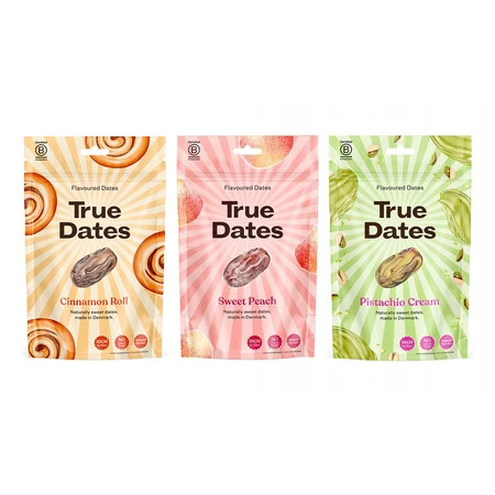 Zestaw smaków: 1x True Dates Cinnamon Roll daktyle o smaku karmelowym 100g, 1x True Dates Sweet Peach daktyle o smaku słodkiej brzoskwini 100g i 1x True Dates Pistachio Cream daktyle o smaku kremu pistacjowego 100g