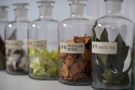 CM - Świeca Cordoba 9x7,5cm. Lavender, violet