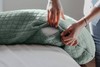 Beaba Ergonomiczna poduszka rogal dla kobiet w ciąży i karmiących Big Flopsy ™ Fleur de coton Sage Green