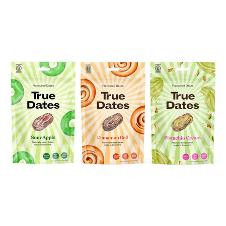 Zestaw smaków: 1x True Dates Sour Apple daktyle o smaku kwaśnego jabłka 100g, 1x True Dates Cinnamon Roll daktyle o smaku karmelowym 100g i 1x True Dates Pistachio Cream daktyle o smaku kremu pistacjowego 100g