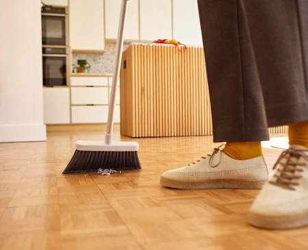 Joseph Joseph Miotła z wieszakiem CleanTech