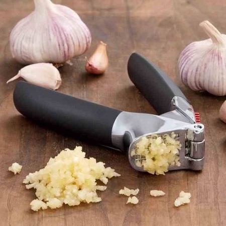 OXO-Praska do czosnku, czarna, Good Grips