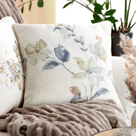 Poszewka wykonana z tkaniny imitującej len, obszyta ozdobną lamówką szerokość: 45 cm, długość: 45 cm