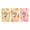Zestaw smaków: 1x True Dates Creamy Peanut Butter daktyle o smaku kremu orzechowego 100g, 1x True Dates Cinnamon Roll daktyle o smaku karmelowym 100g i 1x True Dates Sweet Peach daktyle o smaku słodkiej brzoskwini 100g