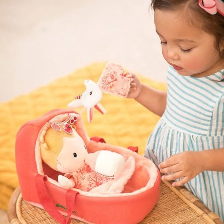 LILLIPUTIENS Lalka dzidziuś w gondoli z komforterem i butelką mleka Lena 12 m+