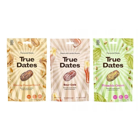 Zestaw smaków: 1x True Dates Creamy Peanut Butter daktyle o smaku kremu orzechowego 100g, 1x True Dates Sour Cola daktyle o smaku coli 100g i 1x True Dates Pistachio Cream daktyle o smaku kremu pistacjowego 100g