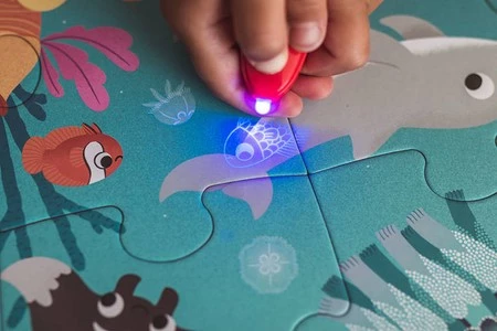 Janod Świecące puzzle z mini-lampką UV Ocean 24 elementy 3+