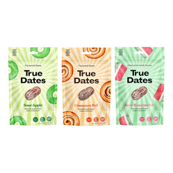 Zestaw smaków: 1x True Dates Sour Apple daktyle o smaku kwaśnego jabłka 100g, 1x True Dates Cinnamon Roll daktyle o smaku karmelowym 100g i 1x True Dates Watermelon daktyle o smaku arbuza 100g