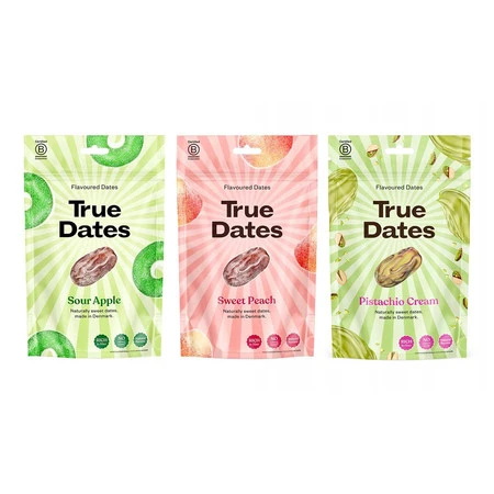 Zestaw smaków: 1x True Dates Sour Apple daktyle o smaku kwaśnego jabłka 100g, 1x True Dates Sweet Peach daktyle o smaku słodkiej brzoskwini 100g i 1x True Dates Pistachio Cream daktyle o smaku kremu pistacjowego 100g