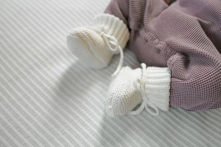 Lodger Buciki niechodki dziergane bawełniane białe Cloud Dancer 0-6 m