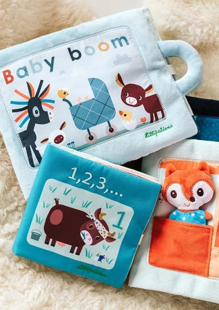 LILLIPUTIENS Miękka książeczka aktywizująca z mini - przytulanką „Dzień dobry, mały lisku” 18 m+