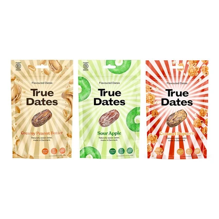 Zestaw smaków: 1x True Dates Creamy Peanut Butter daktyle o smaku kremu orzechowego 100g, 1x True Dates Sour Apple daktyle o smaku kwaśnego jabłka 100g i 1x True Dates Caramel Popcorn daktyle o smaku karmelowego popcornu 100g