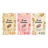 Zestaw smaków: 1x True Dates Creamy Peanut Butter daktyle o smaku kremu orzechowego 100g, 1x True Dates Sweet Peach daktyle o smaku słodkiej brzoskwini 100g i 1x True Dates Cookie Dough daktyle o smaku ciasteczkowym 100g