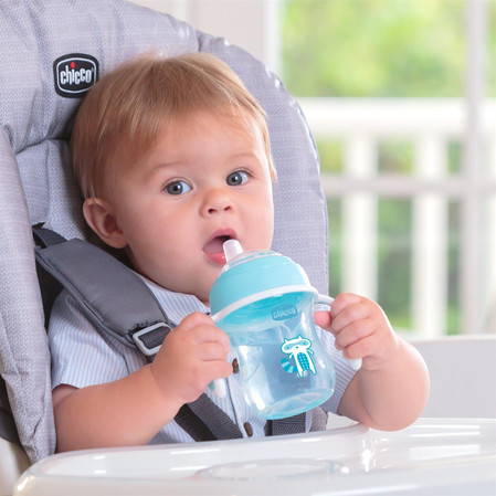 Chicco Pierwszy Kubek Treningowy z Miękkim Ustnikiem Chłopiec 4m+ Kubeczek Chicco z silikonowym ustnikiem 200 ml