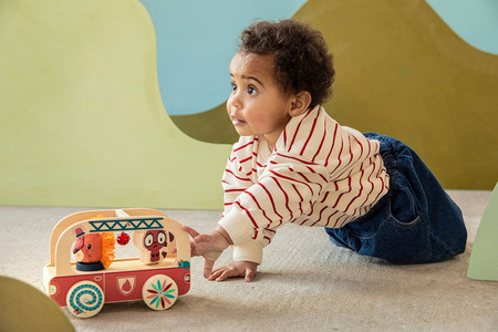 Lilliputiens Drewniany wózek do ciągnięcia Wóz strażacki Lew Jack 12 m+