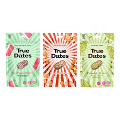 Zestaw mix: 1x True Dates Watermelon daktyle o smaku arbuza 100g, 1x True Dates Caramel Popcorn daktyle o smaku karmelowego popcornu 100g i 1x True Dates Pistachio Cream daktyle o smaku kremu pistacjowego 100g 