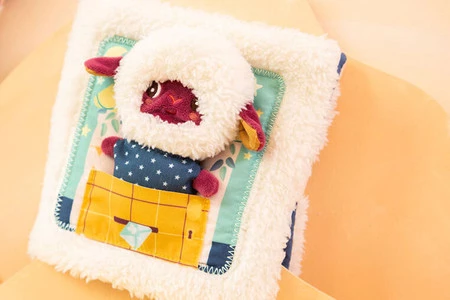 LILLIPUTIENS Książeczka aktywizująca z mini-przytulanką Dobranoc Owieczka Yvon 12 m+