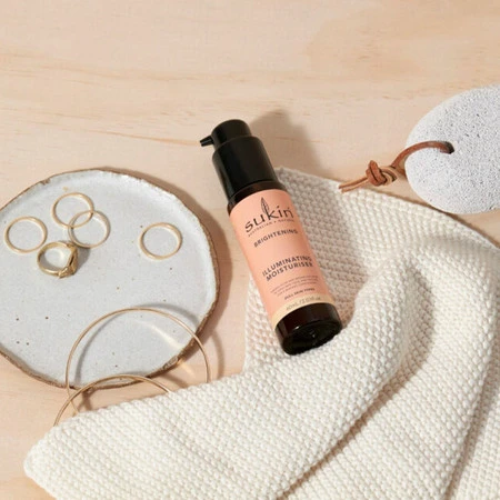 Sukin, BRIGHTENING, Rozświetlający krem do twarzy z ekstraktem ze śliwki kakadu, 60 ml