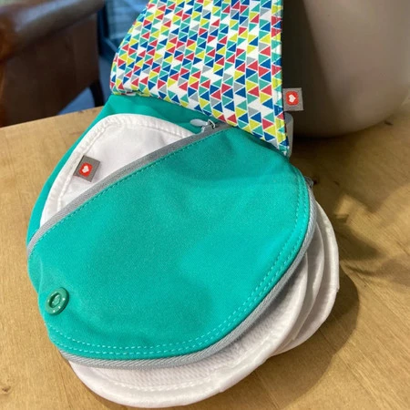 Close, Wielorazowe wkładki laktacyjne z zielono kolorowym etui, 4 szt.