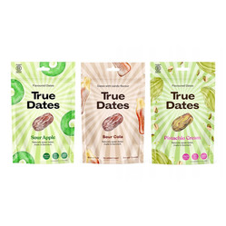 Zestaw smaków: 1x True Dates Sour Apple daktyle o smaku kwaśnego jabłka 100g, 1x True Dates Sour Cola daktyle o smaku coli 100g i 1x True Dates Pistachio Cream daktyle o smaku kremu pistacjowego 100g