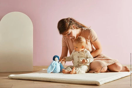 Kaloo Przytulanka z muślinową chusteczką absorbującą zapach Pingwinek 20 cm w pudełku kolekcja Complices