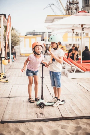 SCOOTANDRIDE Highwaykick 3 LED Hulajnoga składana ze świecącymi kółkami 3+ Kiwi