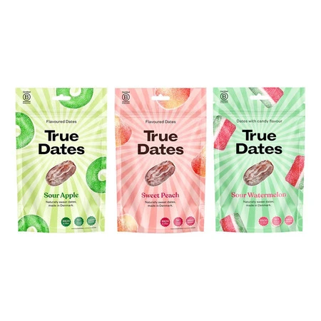 Zestaw smaków: 1x True Dates Sour Apple daktyle o smaku kwaśnego jabłka 100g, 1x True Dates Sweet Peach daktyle o smaku słodkiej brzoskwini 100g i 1x True Dates Watermelon daktyle o smaku arbuza 100g