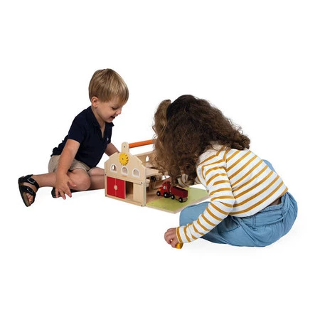 Janod Drewniana farma z otwieranym dachem i figurkami 2+