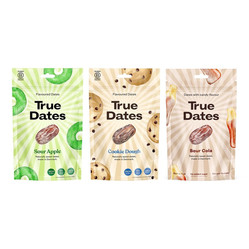 Zestaw mix: 1x True Dates Sour Apple daktyle o smaku kwaśnego jabłka 100g, 1x   True Dates Cookie Dough daktyle o smaku ciasteczkowym 100g i 1x True Dates Sour Cola daktyle o smaku coli 100g