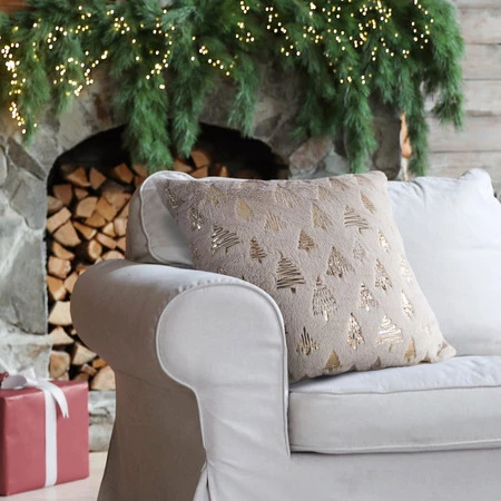 Poszewka świąteczna 45x45 cm – futerkowa z choinkami, beżowa